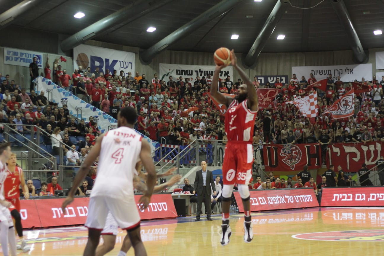 ג'אקים דונלדסון קולע מרחוק. הוא גם הטביע את הפועל תל אביב (צילום: בן בודה)